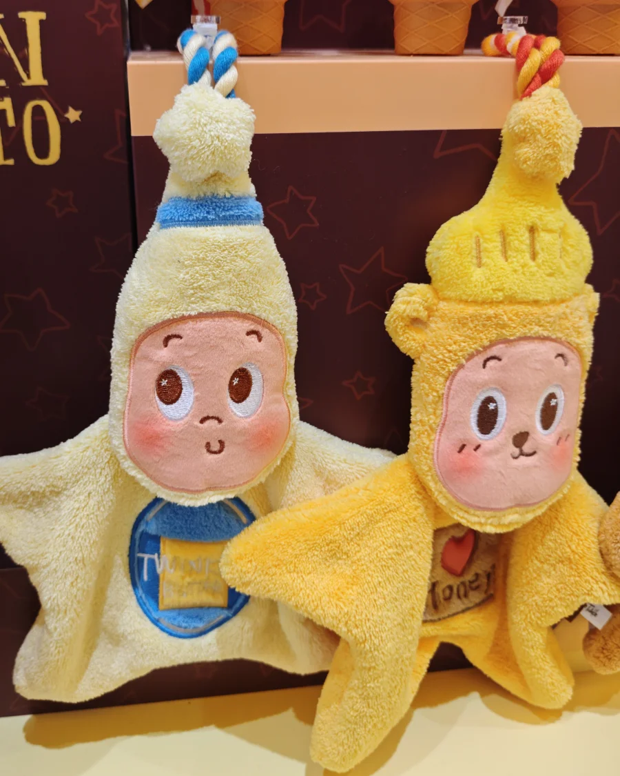 Twinkle duo in star cape outfits